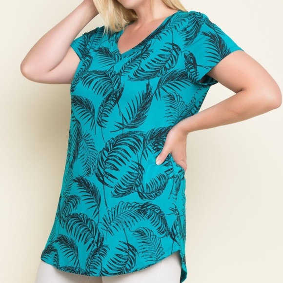 Plus Size Short Sleeve Knit Top with Rounded Hem - Picture 3 of 4